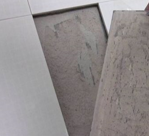 右江瓷砖空鼓维修公司分享瓷砖铺贴时如果打浆（即涂抹在瓷砖背面和基层上的砂浆或瓷砖胶）过少，会带来以下问题